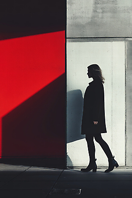 JPG 전신 편집이미지 여자 흑백 한명 성인 빨간색 걷기 검은색 어둠 시크 콘크리트 성인여자한명만 흩날리기 편집실사 AI포토 AI콘텐츠 1 컬러 모션 촬영기법 사람 CG 여자한명만 성인여자만 파일형식