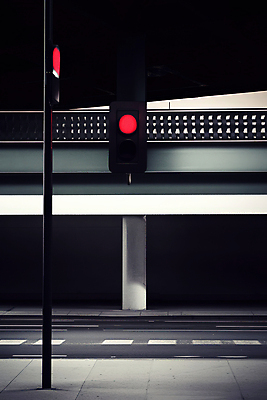 JPG 편집이미지 도로 흑백 그림자 사람없음 빨간색 검은색 어둠 신호등 갓길 다리밑 시크 콘크리트 편집실사 AI포토 AI콘텐츠 길 컬러 교통시설 촬영기법 다리_건축물 아래 CG 파일형식