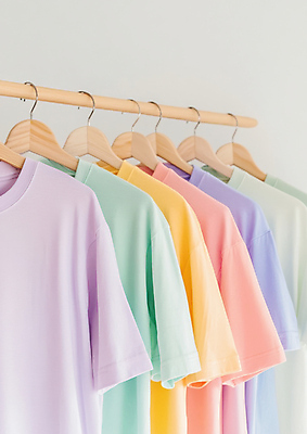 JPG 편집이미지 옷 사람없음 반팔티셔츠 옷걸이 일렬 섬유 옷장정리 파스텔톤 옷정리 편집실사 AI포토 AI콘텐츠 컬러 티셔츠 직물 CG 정리 파일형식