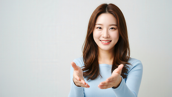 JPG 편집이미지 여자 한명 미소 상반신 성인 앞모습 손내밀기 의료성형뷰티 성인여자한명만 편집실사 IC뷰티큐레이션 AI인물포토 AI콘텐츠 1 뷰포인트 표정 사람 손짓 CG 여자한명만 성인여자만 파일형식 AI포토