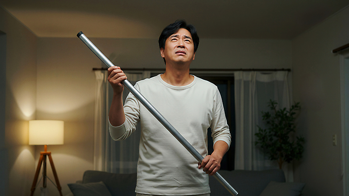 JPG 편집이미지 남자 중년 거실 조명 스트레스 한명 들기 상반신 소파 고통 올려보기 커튼 막대기 찡그림 야간 층간소음 의료성형뷰티 중년남자한명만 편집실사 AI인물포토 AI콘텐츠 자연요소 1 감정 의자 모션 표정 사람 성인 CG 소음 남자한명만 중년남자만 파일형식 AI포토