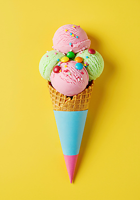 JPG 편집이미지 사람없음 노란색 초콜릿 아이스크림콘 콘아이스크림 편집실사 AI컴퓨터그래픽 AI콘텐츠 컬러 아이스크림 디저트 CG 콘 파일형식