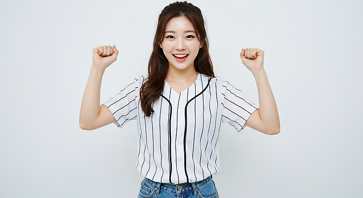 JPG 편집이미지 여자 유니폼 응원 한명 미소 들기 상반신 성인 손들기 파이팅 의료성형뷰티 성인여자한명만 편집실사 AI인물포토 AI콘텐츠 1 옷 모션 표정 사람 CG 여자한명만 성인여자만 파일형식 AI포토