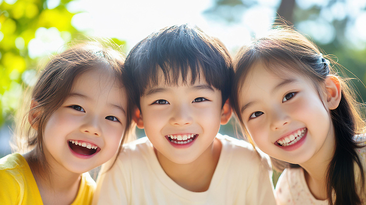 JPG 편집이미지 응시 여자 남자 행복 어린이 미소 소녀 소년 상반신 세명 친구 즐거움 의료성형뷰티 어린이만 머리맞대기 편집실사 AI인물포토 AI콘텐츠 시선 감정 관계 모션 표정 사람 CG 파일형식 AI포토