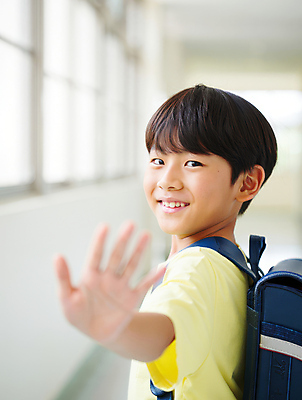 JPG 편집이미지 남자 행복 초등학생 어린이 학교 책가방 한명 미소 소년 상반신 복도 즐거움 손뻗기 의료성형뷰티 소년한명만 편집실사 AI인물포토 AI콘텐츠 1 학생 교육 감정 가방 모션 표정 사람 CG 남자한명만 소년만 파일형식 AI포토