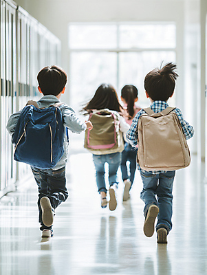 JPG 전신 편집이미지 여자 남자 행복 어린이 학교 책가방 소녀 소년 여러명 달리기 복도 즐거움 하교 의료성형뷰티 어린이만 편집실사 AI인물포토 AI콘텐츠 교육 감정 다수 가방 모션 사람 CG 등하교 파일형식 AI포토