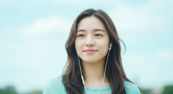 JPG 구름 편집이미지 우먼라이프 공원 여자 이어폰 하늘 바람 한명 미소 상반신 성인 일상 뷰티풀 의료성형뷰티 성인여자한명만 편집실사 AI인물포토 AI콘텐츠 자연요소 1 라이프스타일 공공시설 음향기기 날씨 표정 사람 라이프 CG 여자한명만 성인여자만 파일형식 AI포토