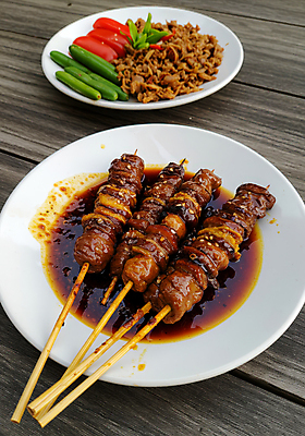 JPG 편집이미지 접시 요리 사람없음 닭고기 전통음식 소스 말레이시아 고기볶음 그린빈 나무탁자 맛있는 편집실사 사테 AI포토 AI콘텐츠 전통 식기 아시아 음식 탁자 콩 육류 양념 CG 볶음 꼬치구이 동남아음식 파일형식