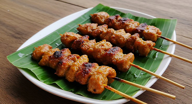 JPG 편집이미지 접시 요리 사람없음 닭고기 전통음식 말레이시아 나무탁자 바나나잎 맛있는 편집실사 사테 AI포토 AI콘텐츠 전통 식기 아시아 음식 잎 탁자 육류 CG 꼬치구이 동남아음식 파일형식