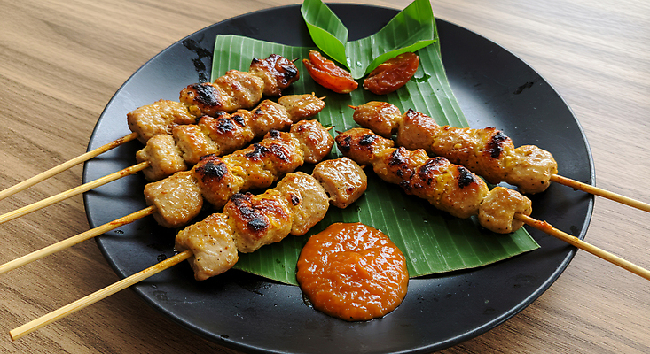 JPG 편집이미지 접시 요리 사람없음 닭고기 전통음식 소스 말레이시아 나무탁자 바나나잎 맛있는 편집실사 사테 AI포토 AI콘텐츠 전통 식기 아시아 음식 잎 탁자 육류 양념 CG 꼬치구이 동남아음식 파일형식