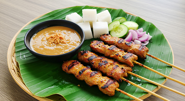 JPG 편집이미지 오이 요리 사람없음 소쿠리 닭고기 전통음식 무 말레이시아 나무탁자 땅콩소스 바나나잎 샬롯 맛있는 편집실사 사테 AI포토 AI콘텐츠 전통 아시아 음식 잎 채소 탁자 양파 뿌리채소 육류 바구니 소스_음식 CG 꼬치구이 동남아음식 파일형식