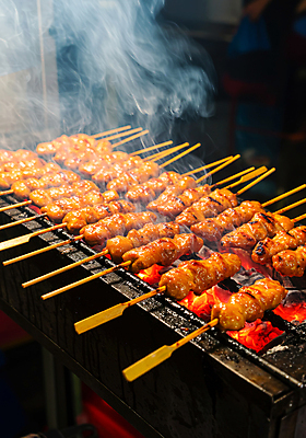 JPG 편집이미지 요리 사람없음 닭고기 전통음식 그릴 수증기 바비큐 굽기 화로 말레이시아 맛있는 편집실사 사테 AI포토 AI콘텐츠 전통 그릇 아시아 음식 주방용품 육류 구이 CG 꼬치구이 동남아음식 파일형식