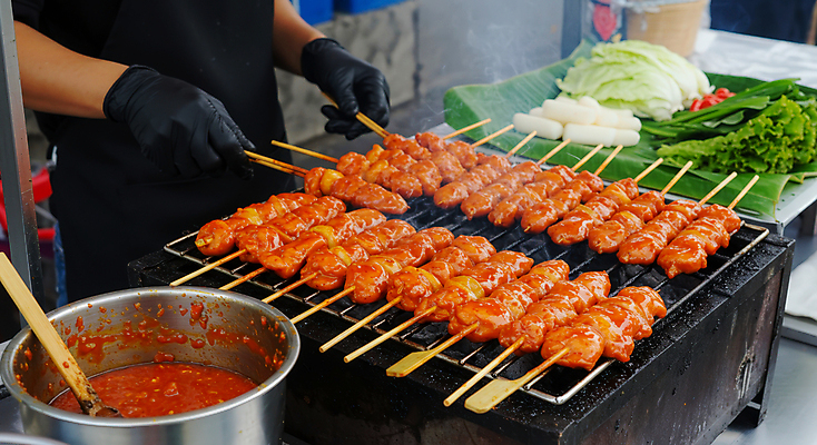 JPG 편집이미지 손 채소 요리 신체부위 닭고기 전통음식 잡기 그릴 화로 위생장갑 말레이시아 소스통 맛있는 편집실사 사테 AI인물포토 AI콘텐츠 전통 그릇 아시아 음식 장갑 모션 주방용품 통 육류 사람 소스_음식 CG 꼬치구이 동남아음식 파일형식 AI포토