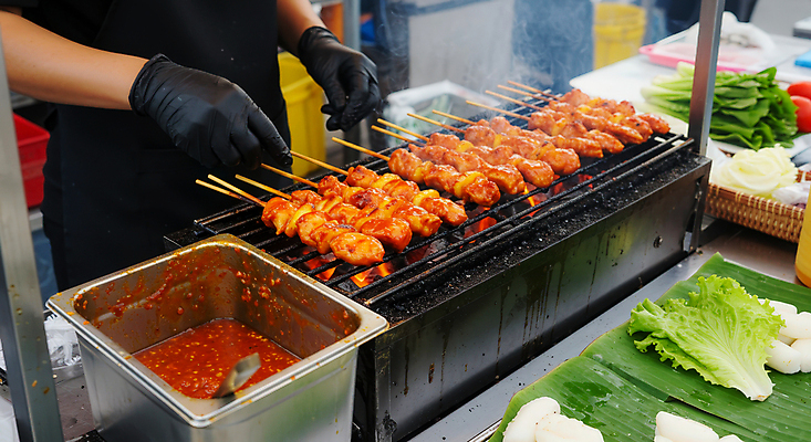 JPG 편집이미지 손 채소 요리 신체부위 닭고기 전통음식 잡기 그릴 수증기 바비큐 굽기 화로 위생장갑 말레이시아 가판대 소스통 맛있는 편집실사 사테 AI인물포토 AI콘텐츠 전통 그릇 아시아 음식 장갑 모션 주방용품 통 육류 사람 소스_음식 구이 CG 꼬치구이 동남아음식 파일형식 AI포토