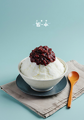 PSD 편집이미지 하늘색 디저트 여름음식 사람없음 달콤 시원함 천 팥 팥빙수 나무숟가락 단팥 빙수그릇 맛있는 이미지편집 그릇 음식 파란색 숟가락 직물 맛 빙수 파일형식 여름_계절