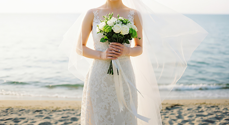 JPG 편집이미지 여자 부케 웨딩드레스 결혼식 바람 면사포 한명 들기 성인 해변 모래사장 햇빛 우아함 시원함 상쾌 의료성형뷰티 성인여자한명만 웨딩촬영 편집실사 AI인물포토 AI콘텐츠 자연요소 1 드레스 감정 바다 꽃다발 결혼 컨셉 모션 날씨 사람 태양 CG 결혼소품 기념사진 여자한명만 성인여자만 파일형식 AI포토