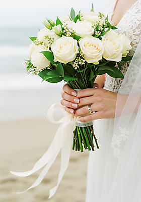 JPG 편집이미지 손 여자 리본 부케 웨딩드레스 결혼식 한명 들기 성인 해변 신체부위 모래사장 장미 우아함 결혼반지 의료성형뷰티 성인여자한명만 웨딩촬영 편집실사 AI인물포토 AI콘텐츠 1 드레스 꽃 바다 꽃다발 결혼 컨셉 모션 사람 반지 CG 기념사진 여자한명만 성인여자만 파일형식 AI포토