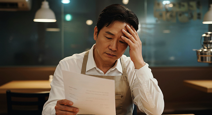 JPG 편집이미지 남자 중년 스트레스 한명 들기 앉기 상반신 상점 앞치마 고민 문서 경제불황 힘듦 의료성형뷰티 손짚기 중년남자한명만 소상공인 편집실사 머리짚기 AI인물포토 AI콘텐츠 직업 1 감정 컨셉 모션 사람 손짓 성인 경제 상인 CG 불황 남자한명만 중년남자만 파일형식 AI포토