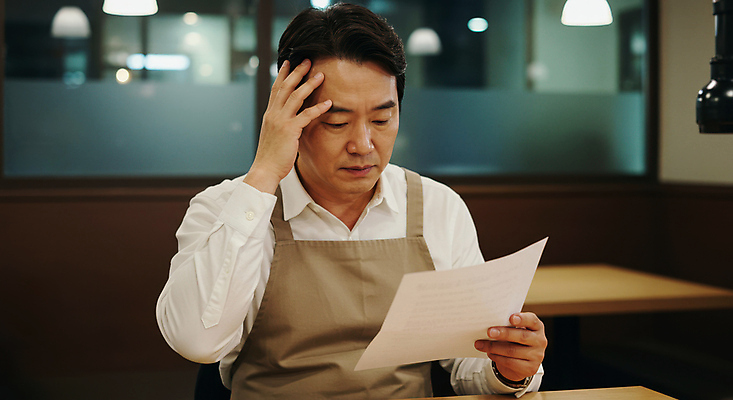 JPG 편집이미지 남자 중년 스트레스 한명 들기 앉기 상반신 상점 앞치마 고민 문서 경제불황 힘듦 의료성형뷰티 손짚기 중년남자한명만 소상공인 편집실사 머리짚기 AI인물포토 AI콘텐츠 직업 1 감정 컨셉 모션 사람 손짓 성인 경제 상인 CG 불황 남자한명만 중년남자만 파일형식 AI포토