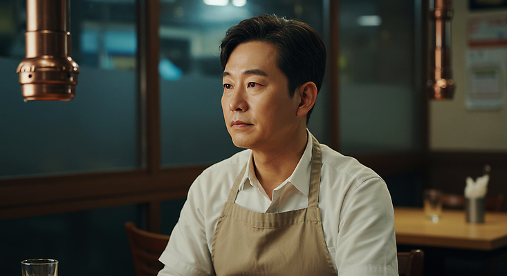 JPG 편집이미지 남자 중년 스트레스 한명 앉기 상반신 상점 앞치마 고민 경제불황 체념 해탈 힘듦 의료성형뷰티 중년남자한명만 소상공인 편집실사 AI인물포토 AI콘텐츠 직업 1 감정 컨셉 모션 사람 성인 경제 상인 CG 불황 남자한명만 중년남자만 파일형식 AI포토