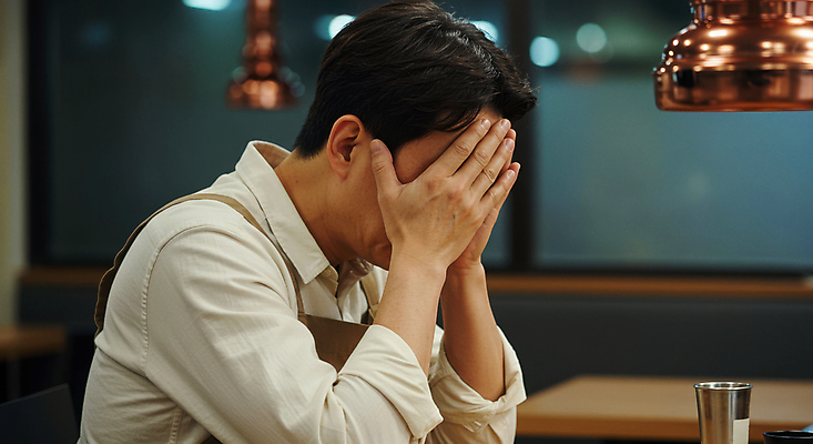 JPG 편집이미지 남자 얼굴 중년 스트레스 한명 앉기 상반신 상점 앞치마 그늘 고민 경제불황 힘듦 의료성형뷰티 중년남자한명만 소상공인 편집실사 머리짚기 AI인물포토 AI콘텐츠 직업 1 감정 컨셉 모션 사람 성인 신체부위 경제 상인 CG 불황 남자한명만 중년남자만 파일형식 AI포토