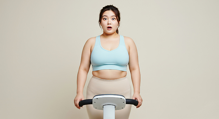 JPG 편집이미지 여자 다이어트 한명 성인 운동복 건강관리 놀람 잡기 몸무게 비만 체중계 과체중 몸무게재기 베이지색 의료성형뷰티 성인여자한명만 편집실사 AI인물포토 AI콘텐츠 1 옷 감정 컬러 모션 표정 건강 관리 사람 몸매 CG 여자한명만 성인여자만 파일형식 AI포토