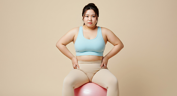 JPG 편집이미지 여자 허리손 다이어트 한명 앉기 성인 운동복 건강관리 짐볼 비만 과체중 베이지색 의료성형뷰티 성인여자한명만 못마땅 편집실사 AI인물포토 AI콘텐츠 1 옷 감정 컬러 포즈 모션 건강 관리 사람 몸무게 몸매 CG 여자한명만 성인여자만 파일형식 AI포토