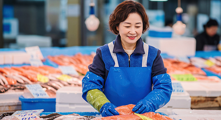JPG 편집이미지 여자 중년 어류 미소 상반신 두명 앞치마 시장 상인 진열장 고무장갑 수산시장 의료성형뷰티 중년여자만 편집실사 AI인물포토 AI콘텐츠 장갑 표정 사람 성인 수중동물 CG 고무 여자만 중년만 파일형식 AI포토