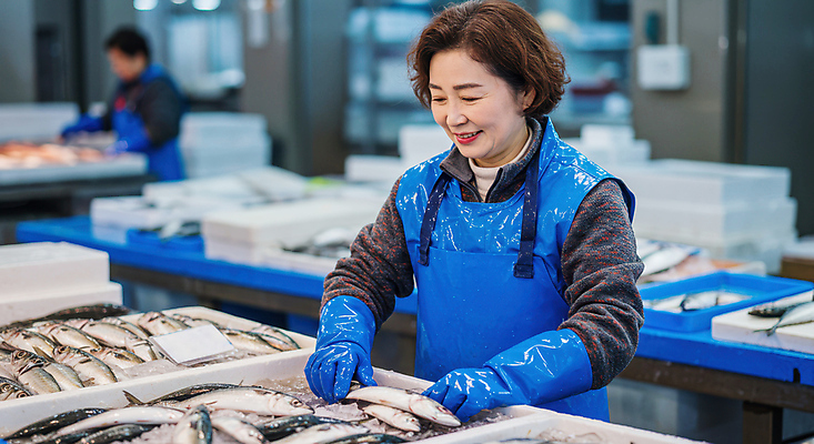 JPG 편집이미지 여자 중년 어류 미소 상반신 두명 앞치마 시장 상인 진열장 고무장갑 수산시장 의료성형뷰티 중년여자만 편집실사 AI인물포토 AI콘텐츠 장갑 표정 사람 성인 수중동물 CG 고무 여자만 중년만 파일형식 AI포토