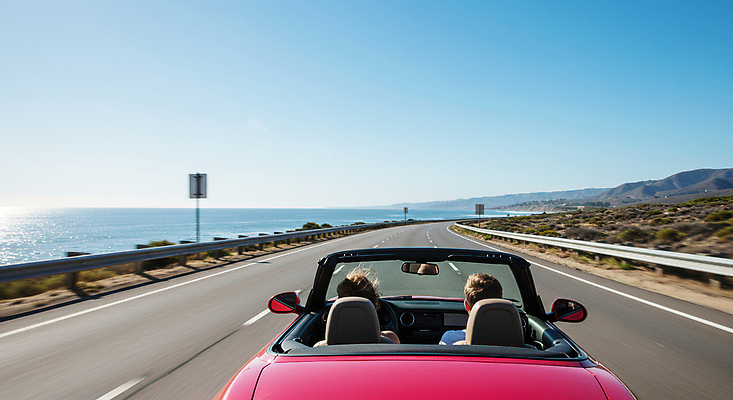 JPG 편집이미지 여자 남자 바다 자동차 하늘 산 상반신 성인 두명 울타리 드라이브 표지판 해안도로 성인만 편집실사 AI인물포토 AI콘텐츠 도로 육상교통 알림판 사람 담장 운전 CG 파일형식 AI포토