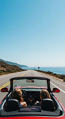 JPG 편집이미지 여자 바다 자동차 하늘 산 상반신 성인 두명 드라이브 표지판 해안도로 성인여자만 편집실사 AI인물포토 AI콘텐츠 도로 육상교통 알림판 사람 운전 CG 여자만 성인만 파일형식 AI포토