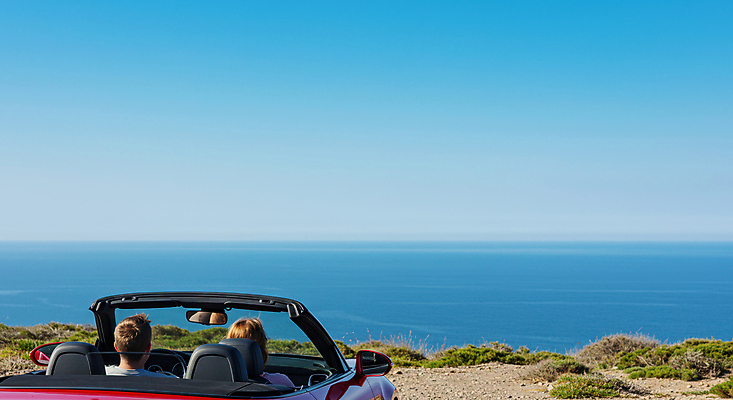 JPG 편집이미지 여자 남자 바다 자동차 하늘 상반신 성인 두명 드라이브 해안절벽 성인만 편집실사 AI인물포토 AI콘텐츠 육상교통 사람 절벽 운전 CG 파일형식 AI포토