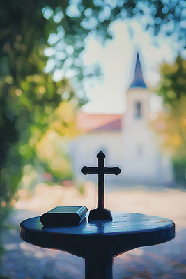 JPG 나무 편집이미지 십자가 하늘 사람없음 아웃포커스 교회 성경 원형탁자 편집실사 AI포토 AI콘텐츠 식물 종교용품 종교건축 탁자 촬영기법 건물 CG 파일형식