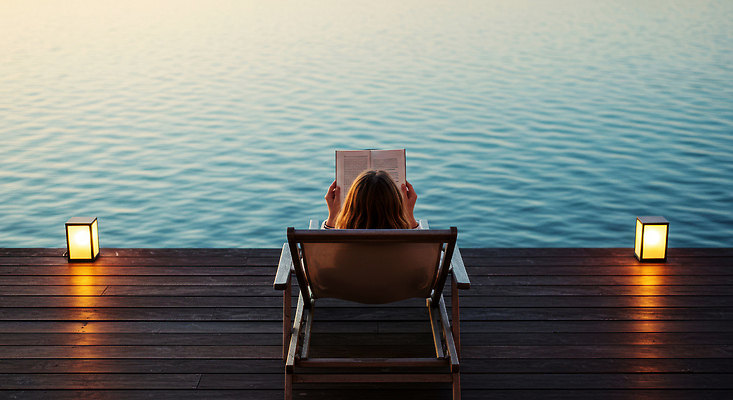 JPG 편집이미지 여자 행복 여유 물결 바다 해외여행 조명 한명 들기 성인 뒷모습 책 눕기 독서 낭만 휴양지 선베드 감성 혼자 성인여자한명만 혼행 편집실사 AI인물포토 AI콘텐츠 1 해외 감정 뷰포인트 여행 컨셉 의자 모션 사람 장소 CG 신조어 약어 여자한명만 성인여자만 파일형식 AI포토