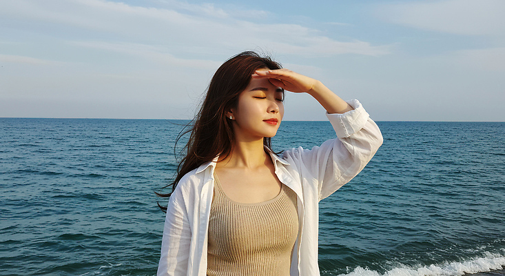 JPG 모델 편집이미지 여자 행복 여유 바다 휴가 휴식 한명 상반신 성인 야외 여름 햇빛 손들기 노을 눈감음 가림 의료성형뷰티 성인여자한명만 편집실사 AI인물포토 AI콘텐츠 자연요소 1 계절 감정 컨셉 모션 사람 태양 CG 여자한명만 성인여자만 파일형식 AI포토