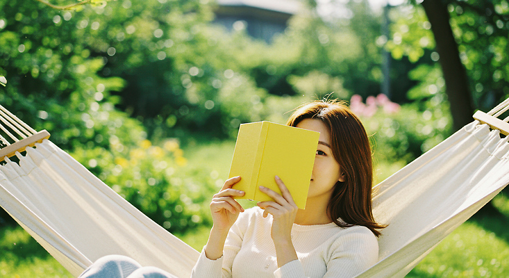 JPG 나무 편집이미지 여자 한명 들기 잔디 성인 책 초록색 독서 정원 기댐 풀 힐링 해먹 의료성형뷰티 성인여자한명만 편집실사 AI인물포토 AI콘텐츠 식물 1 컬러 모션 사람 침대 CG 여자한명만 성인여자만 파일형식 AI포토