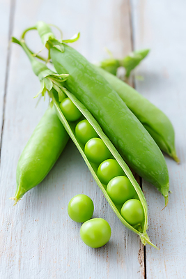 JPG 편집이미지 사람없음 연두색 완두콩 나무탁자 편집실사 AI포토 AI콘텐츠 탁자 콩 초록색 CG 파일형식