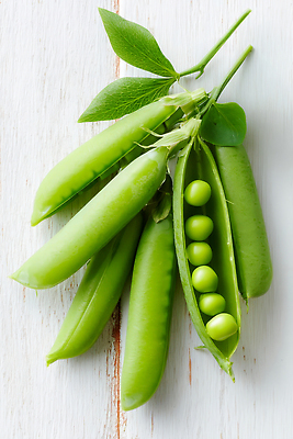 JPG 편집이미지 잎 사람없음 연두색 완두콩 나무탁자 편집실사 AI포토 AI콘텐츠 식물 탁자 콩 초록색 CG 파일형식