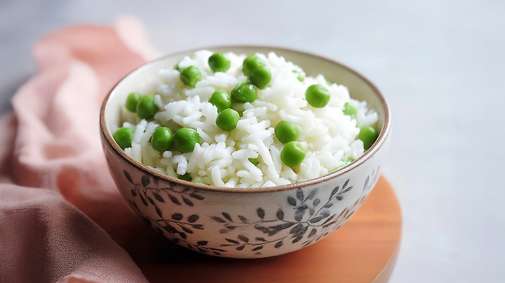 JPG 편집이미지 사람없음 쌀 천 완두콩 밥그릇 나무탁자 콩밥 편집실사 완두콩밥 AI포토 AI콘텐츠 그릇 탁자 밥 콩 곡류 직물 CG 파일형식