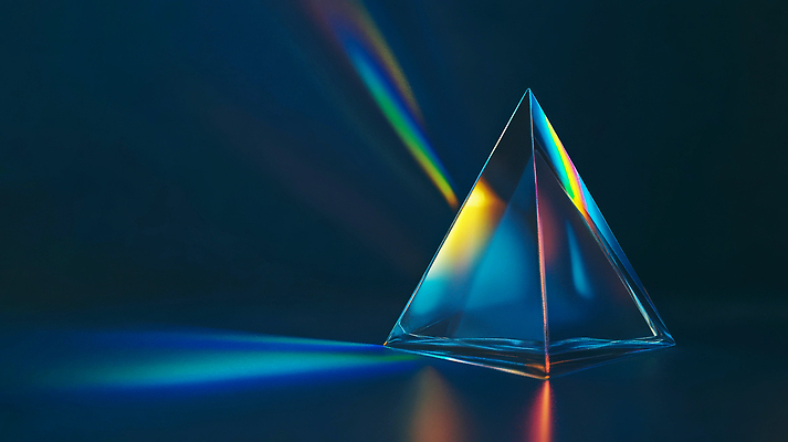 JPG 편집이미지 과학 사람없음 빛 반사 투명 남색 삼각뿔 입체도형 프리즘 편집실사 AI포토 AI콘텐츠 도형 컬러 입체 CG 광학기기 파일형식