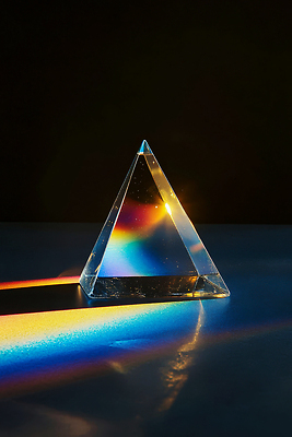 JPG 편집이미지 과학 사람없음 빛 반사 검은색 어둠 투명 삼각뿔 입체도형 프리즘 편집실사 AI포토 AI콘텐츠 도형 컬러 입체 CG 광학기기 파일형식