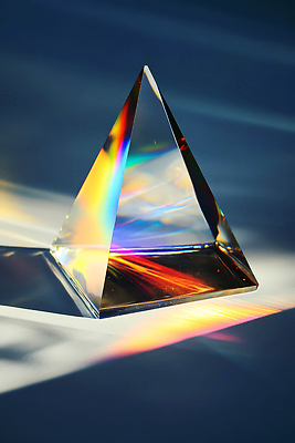 JPG 편집이미지 과학 사람없음 빛 반사 회색 투명 삼각뿔 입체도형 프리즘 편집실사 AI포토 AI콘텐츠 도형 컬러 입체 CG 광학기기 파일형식