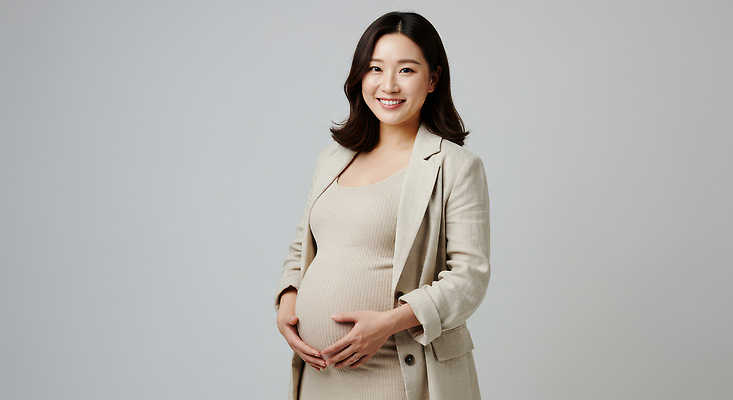 JPG 편집이미지 여자 한명 미소 상반신 성인 임산부 만지기 베이지색 의료성형뷰티 성인여자한명만 편집실사 AI인물포토 AI콘텐츠 1 컬러 모션 표정 사람 임신 CG 여자한명만 성인여자만 파일형식 AI포토