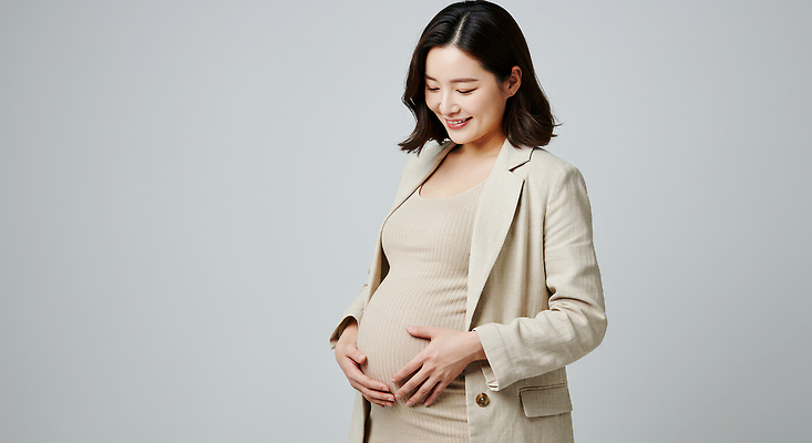 JPG 편집이미지 여자 한명 미소 상반신 성인 임산부 만지기 베이지색 의료성형뷰티 성인여자한명만 편집실사 AI인물포토 AI콘텐츠 1 컬러 모션 표정 사람 임신 CG 여자한명만 성인여자만 파일형식 AI포토