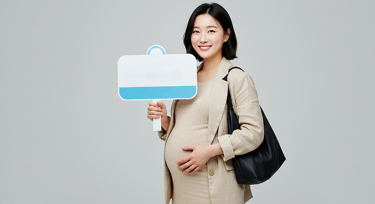 JPG 편집이미지 여자 한명 미소 들기 성인 임산부 만지기 현수막 숄더백 베이지색 의료성형뷰티 성인여자한명만 편집실사 AI인물포토 AI콘텐츠 1 컬러 가방 모션 표정 사람 임신 CG 여자한명만 성인여자만 파일형식 AI포토