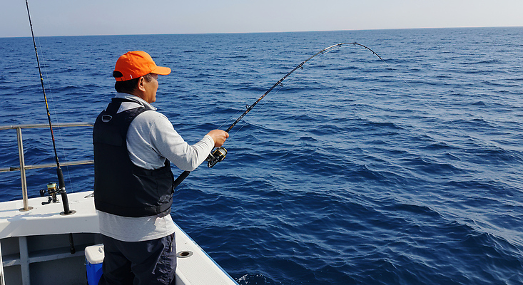 JPG 편집이미지 모자 남자 바다 중년 낚시 한명 들기 취미 낚싯대 구명조끼 선박 의료성형뷰티 중년남자한명만 편집실사 AI인물포토 AI콘텐츠 1 잡화 수상교통 모션 레저 사람 성인 낚시용품 CG 구조용품 남자한명만 중년남자만 파일형식 AI포토