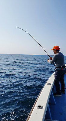 JPG 전신 편집이미지 모자 남자 바다 중년 낚시 한명 들기 취미 낚싯대 구명조끼 선박 의료성형뷰티 중년남자한명만 편집실사 AI인물포토 AI콘텐츠 1 잡화 수상교통 모션 레저 사람 성인 낚시용품 CG 구조용품 남자한명만 중년남자만 파일형식 AI포토