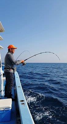 JPG 전신 편집이미지 모자 남자 바다 중년 낚시 한명 들기 취미 낚싯대 구명조끼 선박 의료성형뷰티 중년남자한명만 편집실사 AI인물포토 AI콘텐츠 1 잡화 수상교통 모션 레저 사람 성인 낚시용품 CG 구조용품 남자한명만 중년남자만 파일형식 AI포토