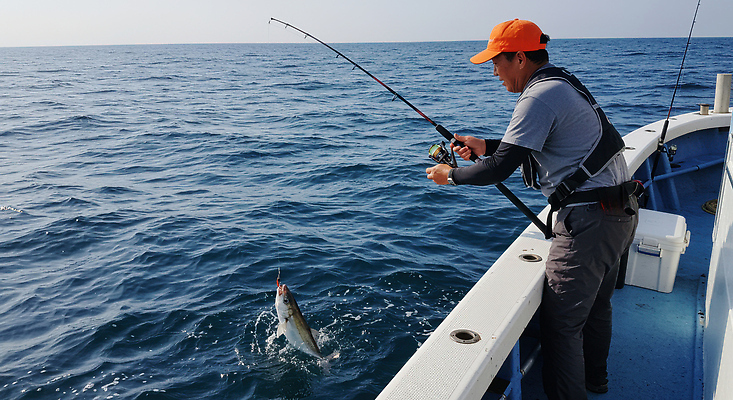 JPG 편집이미지 모자 남자 바다 중년 낚시 어류 한명 들기 취미 낚싯대 구명조끼 선박 의료성형뷰티 중년남자한명만 편집실사 AI인물포토 AI콘텐츠 1 잡화 수상교통 모션 레저 사람 성인 수중동물 낚시용품 CG 구조용품 남자한명만 중년남자만 파일형식 AI포토