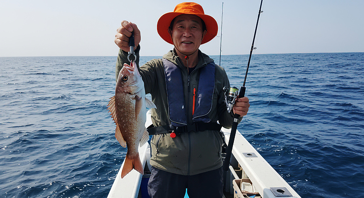 JPG 편집이미지 모자 남자 바다 중년 낚시 어류 한명 들기 상반신 취미 낚싯대 구명조끼 선박 의료성형뷰티 중년남자한명만 편집실사 AI인물포토 AI콘텐츠 1 잡화 수상교통 모션 레저 사람 성인 수중동물 낚시용품 CG 구조용품 남자한명만 중년남자만 파일형식 AI포토